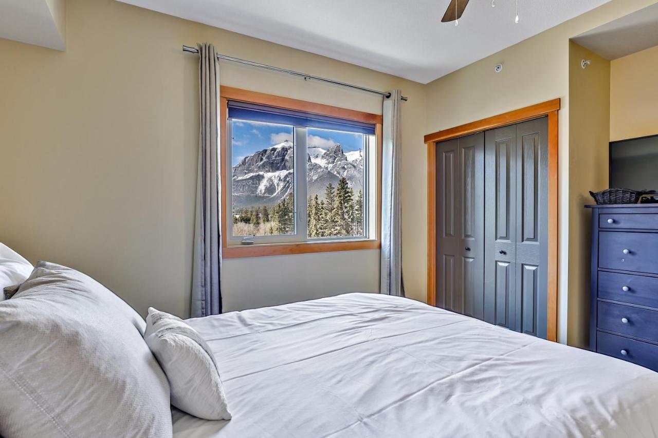 Spectacular Mountain View Corner Unit Pool Hot Tub Park Pass Apartment Canmore Exterior photo